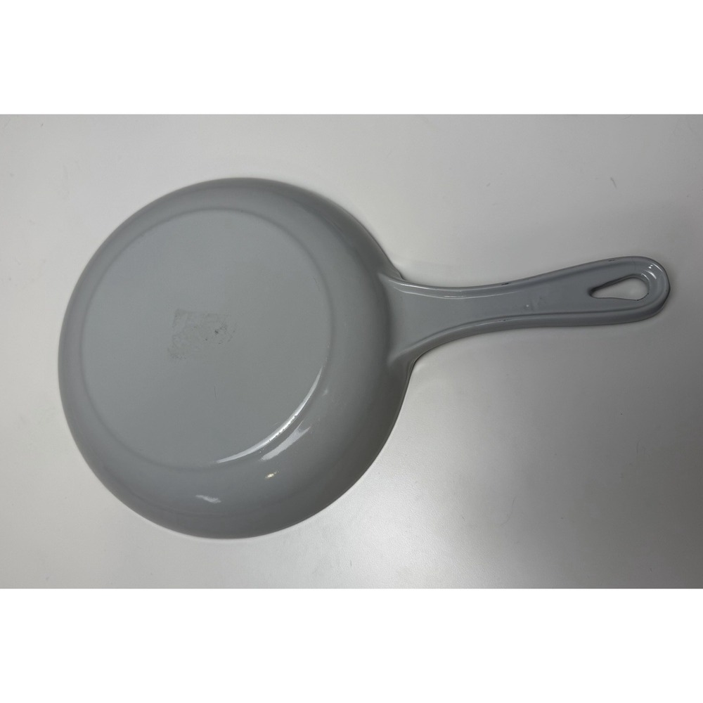 New Le Creuset Cast Iron Enamel Shallow Fry Pan Cream & Gray 8" Dia France - Picture 2 of 6